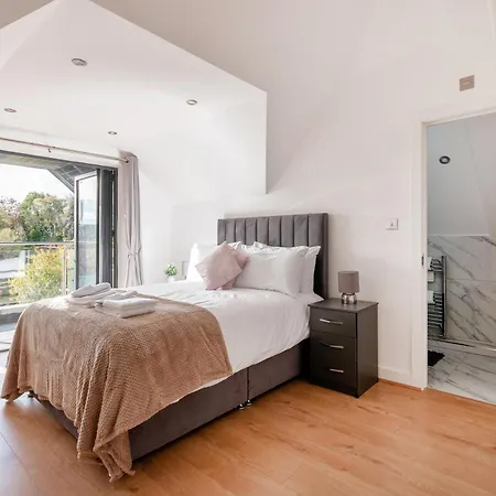 Refined Living: Three Bedrooms Flat In Coulsdon Cr5
